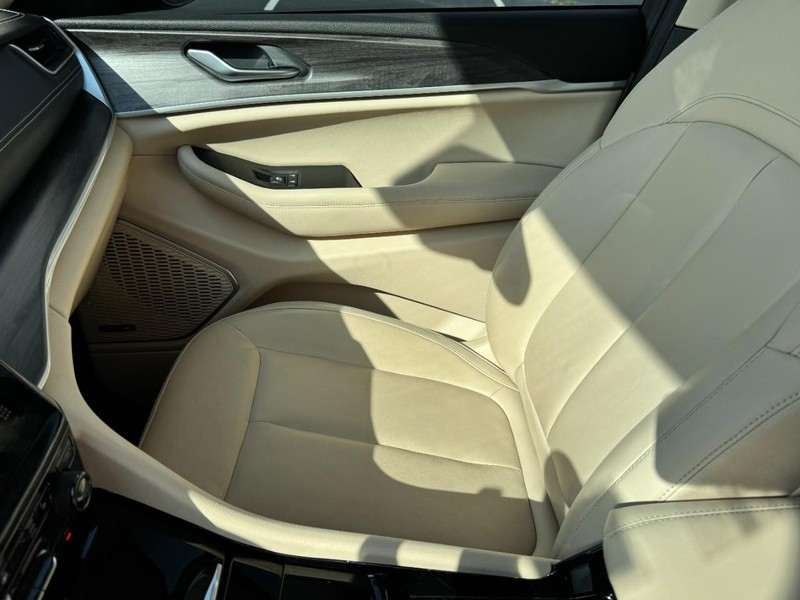 Jeep Grand Cherokee L Vehicle Image 15