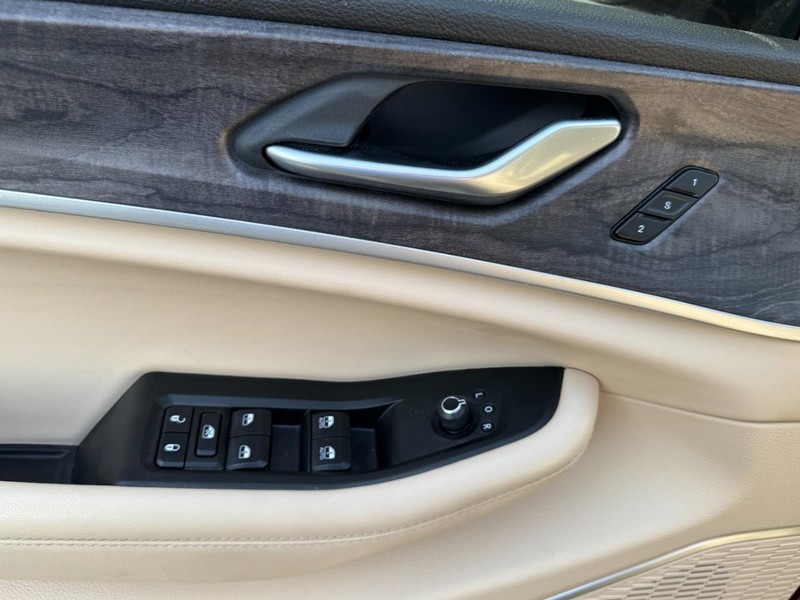 Jeep Grand Cherokee L Vehicle Image 17