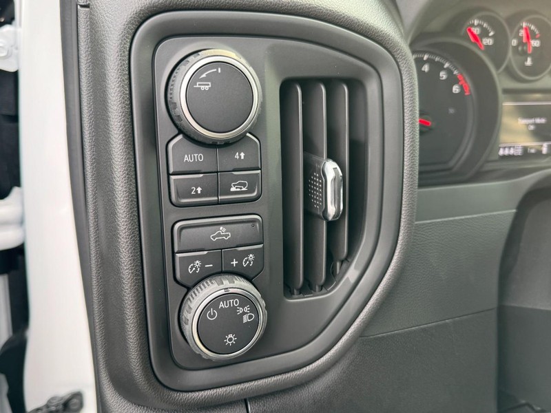 Chevrolet Silverado 1500 Vehicle Image 12