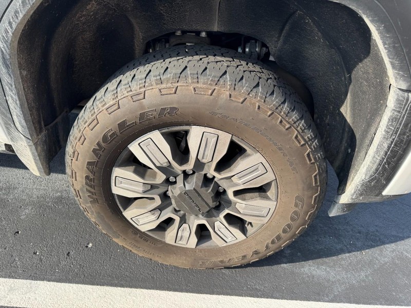 GMC Sierra 2500HD Vehicle Image 05