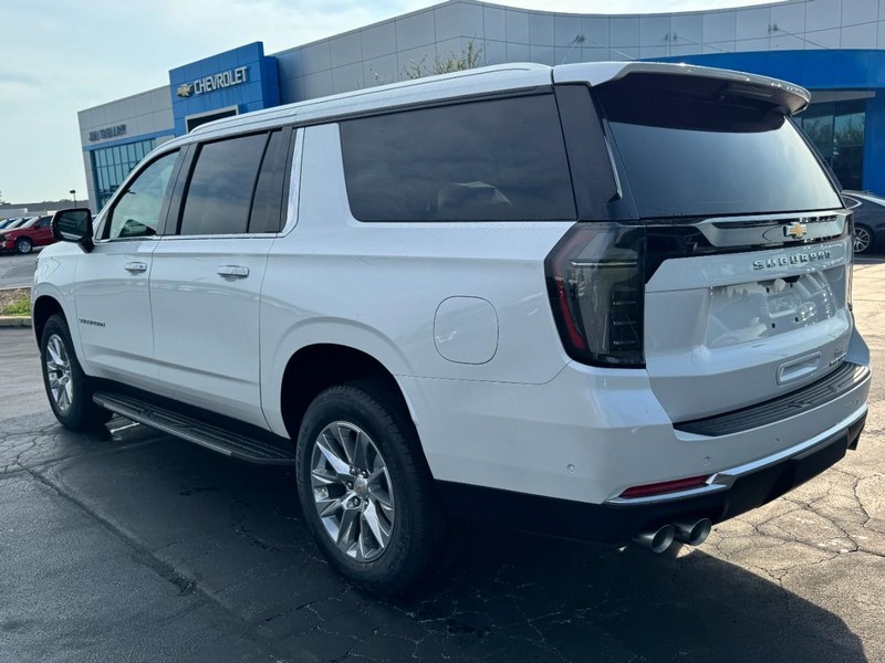 Chevrolet Suburban Vehicle Image 05