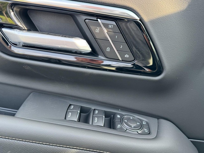 Chevrolet Suburban Vehicle Image 10