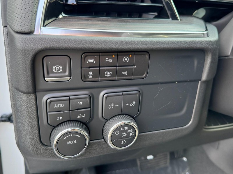 Chevrolet Suburban Vehicle Image 11