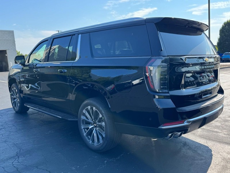 Chevrolet Suburban Vehicle Image 03