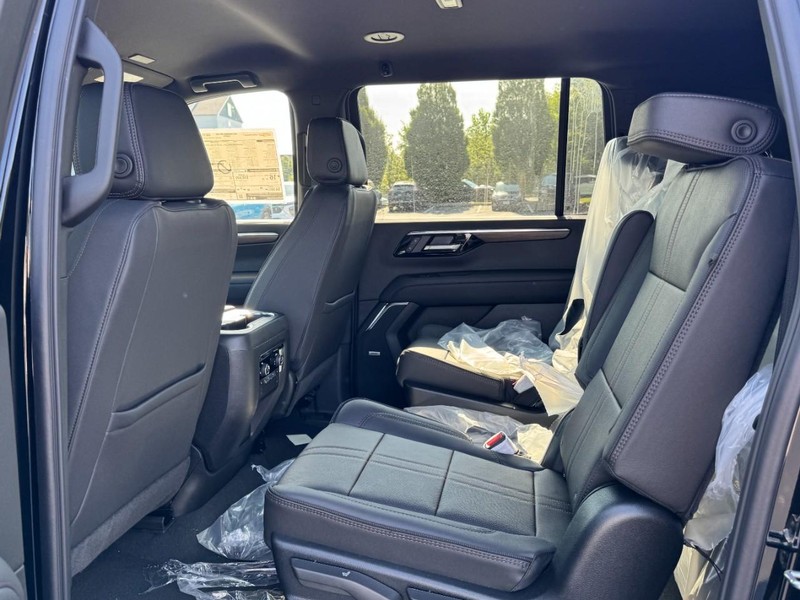 Chevrolet Suburban Vehicle Image 05