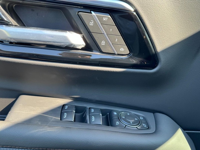 Chevrolet Suburban Vehicle Image 08