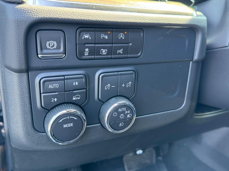 Chevrolet Suburban Vehicle Image 09