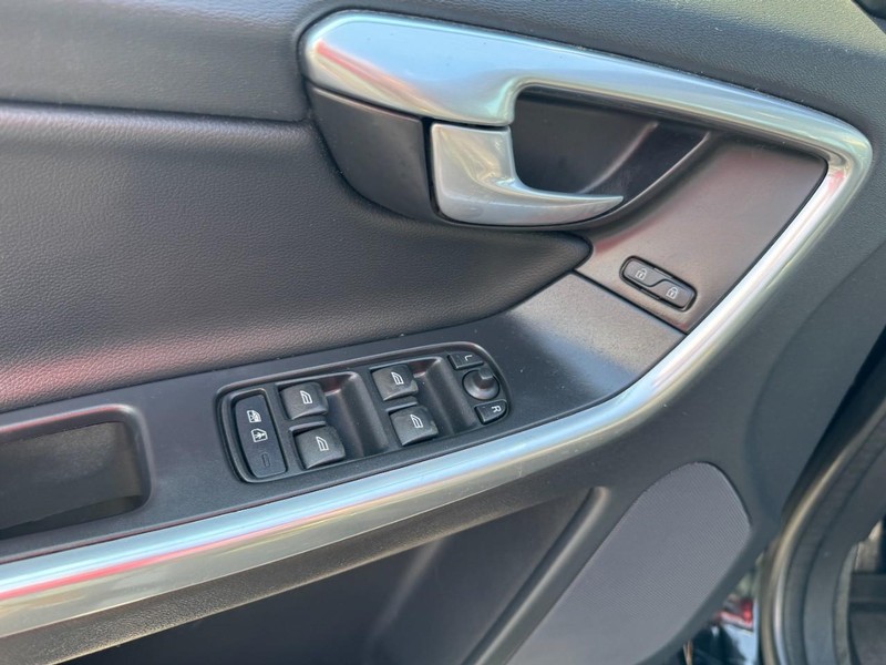 Volvo XC60 Vehicle Image 16