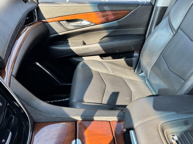 Cadillac Escalade Vehicle Image 16