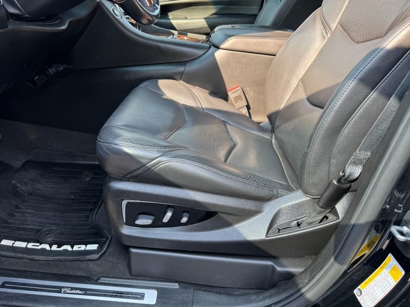 Cadillac Escalade Vehicle Image 17
