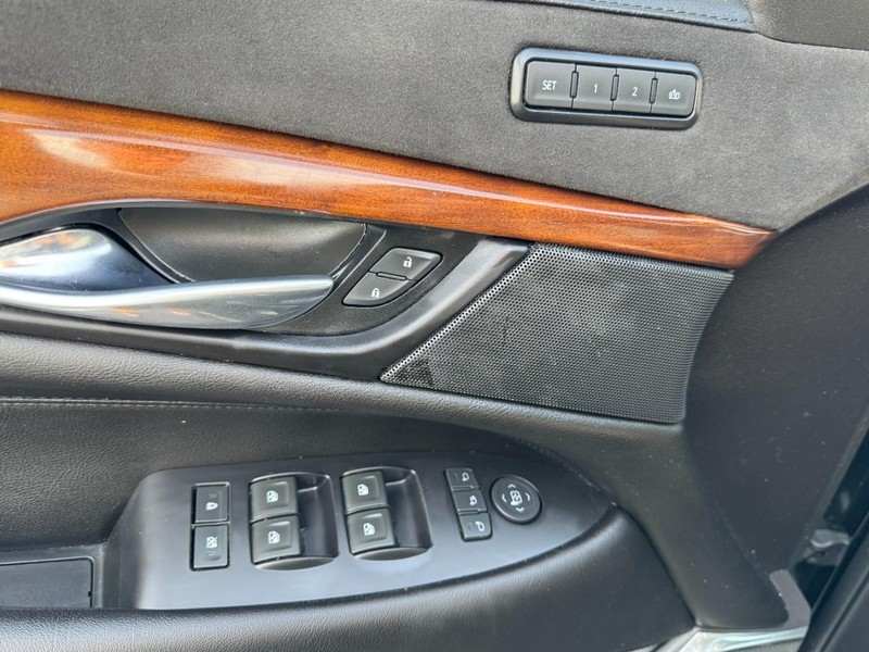 Cadillac Escalade Vehicle Image 18