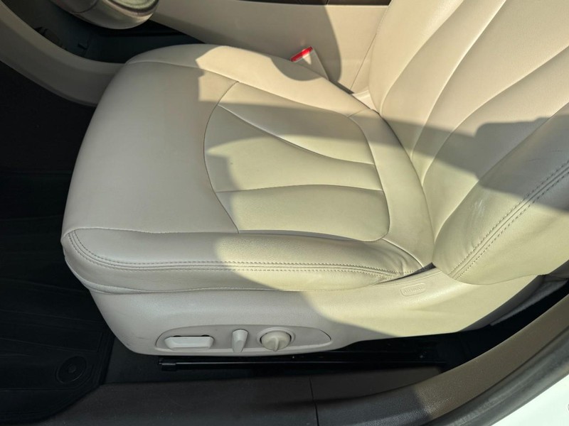 Buick LaCrosse Vehicle Image 14