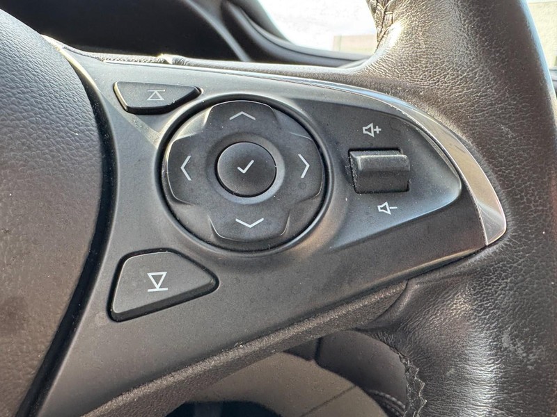 Buick LaCrosse Vehicle Image 17