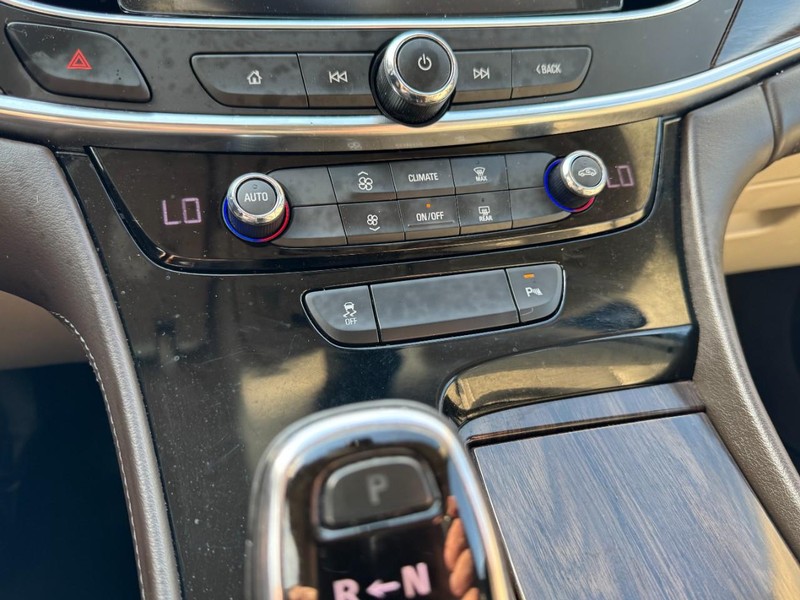 Buick LaCrosse Vehicle Image 18