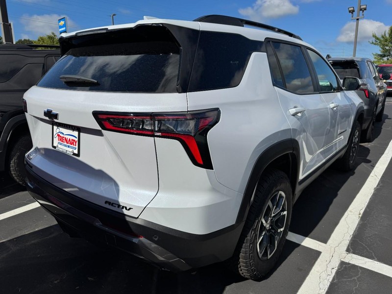 Chevrolet Equinox Vehicle Image 02