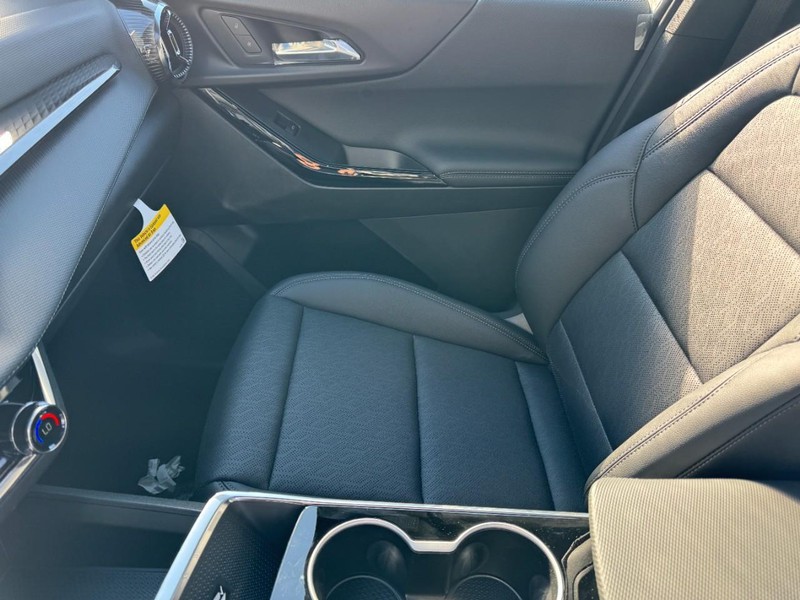 Chevrolet Equinox Vehicle Image 10