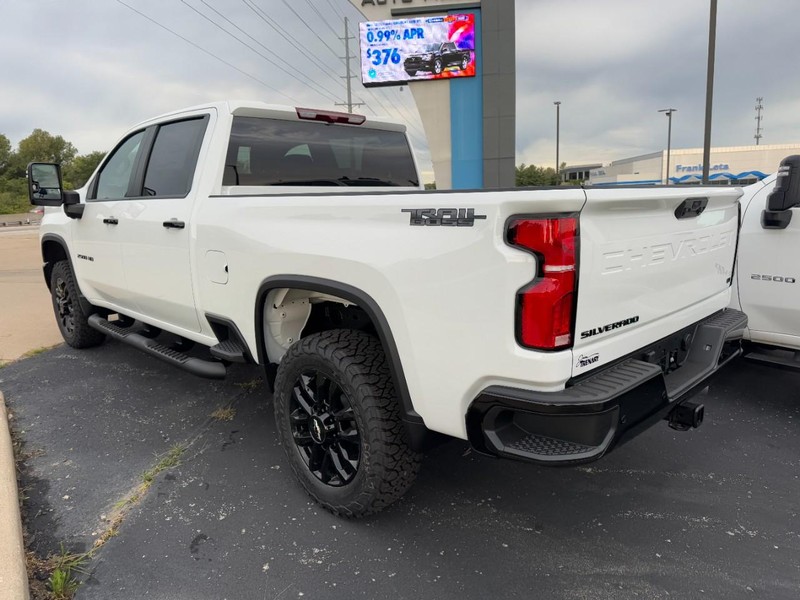 Chevrolet Silverado 2500HD Vehicle Image 04