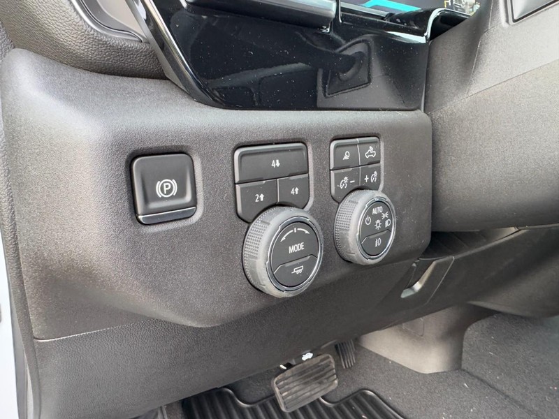 Chevrolet Silverado 2500HD Vehicle Image 11