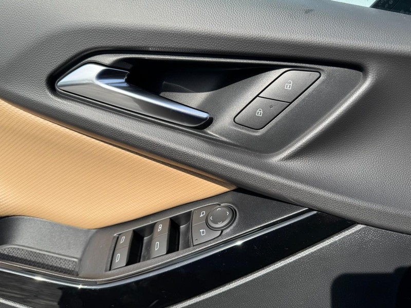 Chevrolet Equinox Vehicle Image 11