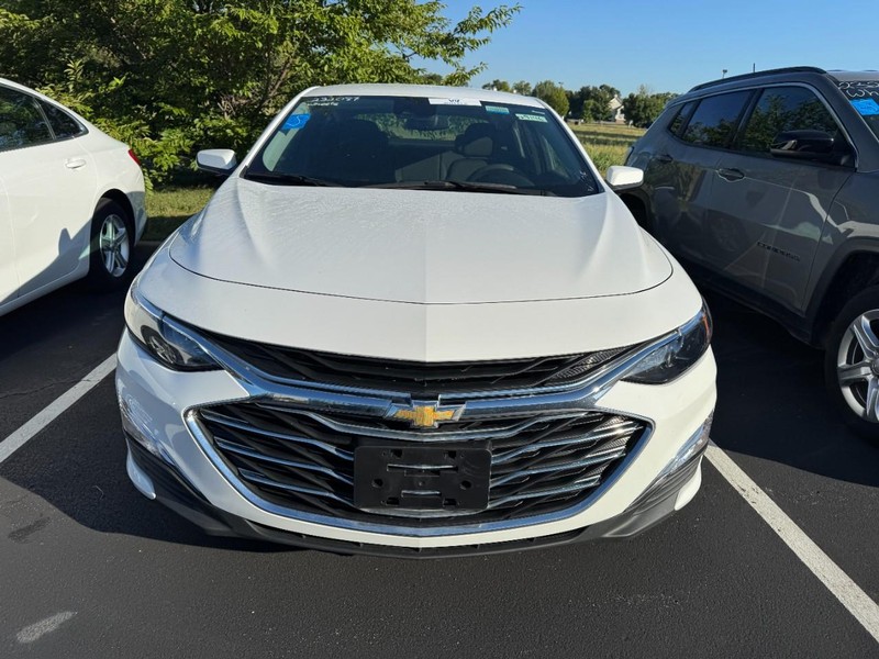 Chevrolet Malibu Vehicle Image 02