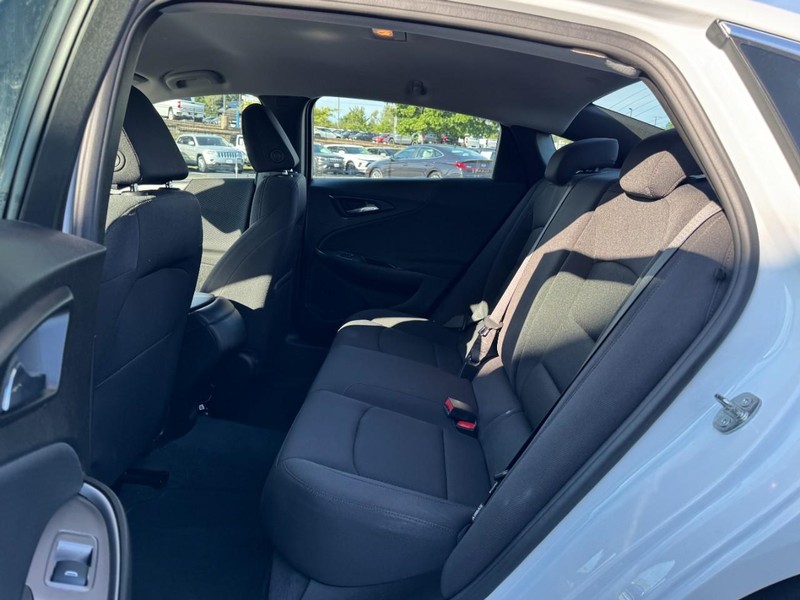 Chevrolet Malibu Vehicle Image 10