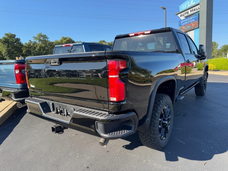 Chevrolet Silverado 2500HD Vehicle Image 03