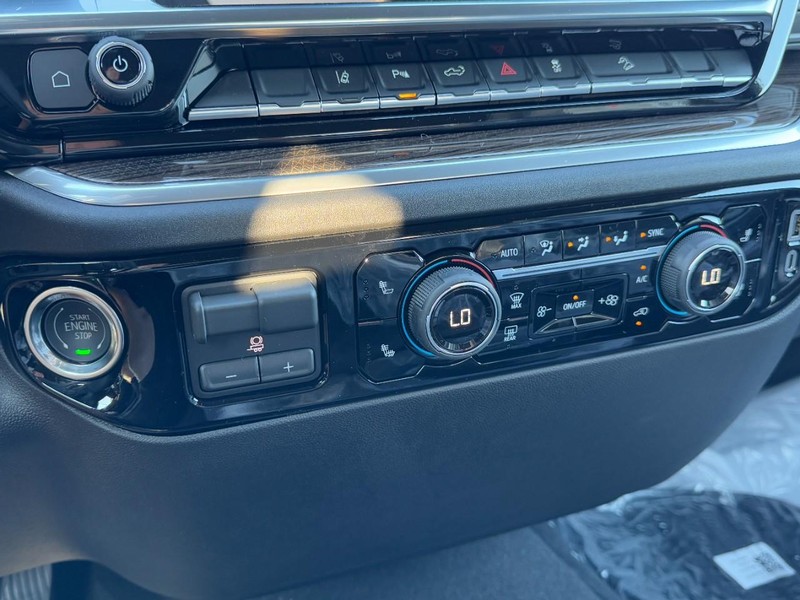 Chevrolet Silverado 2500HD Vehicle Image 12