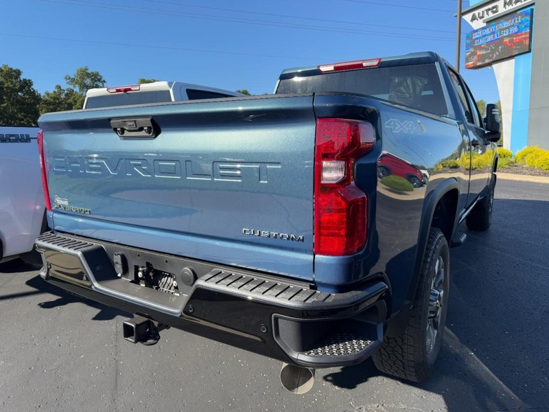 Chevrolet Silverado 2500HD Vehicle Image 04