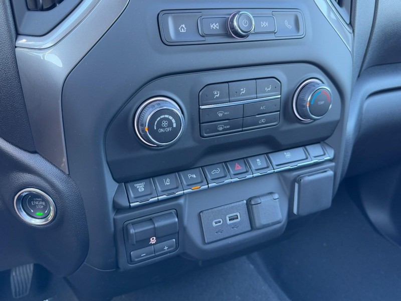 Chevrolet Silverado 2500HD Vehicle Image 12