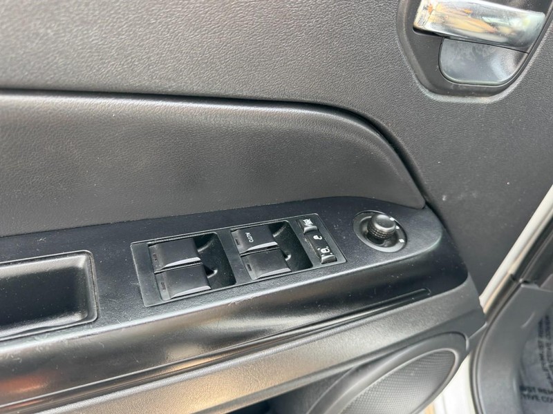 Jeep Patriot Vehicle Image 15