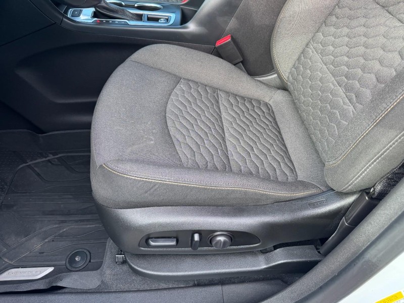 Chevrolet Equinox Vehicle Image 14