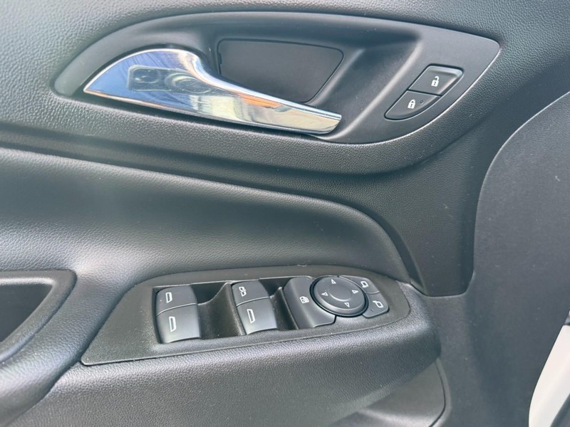 Chevrolet Equinox Vehicle Image 15