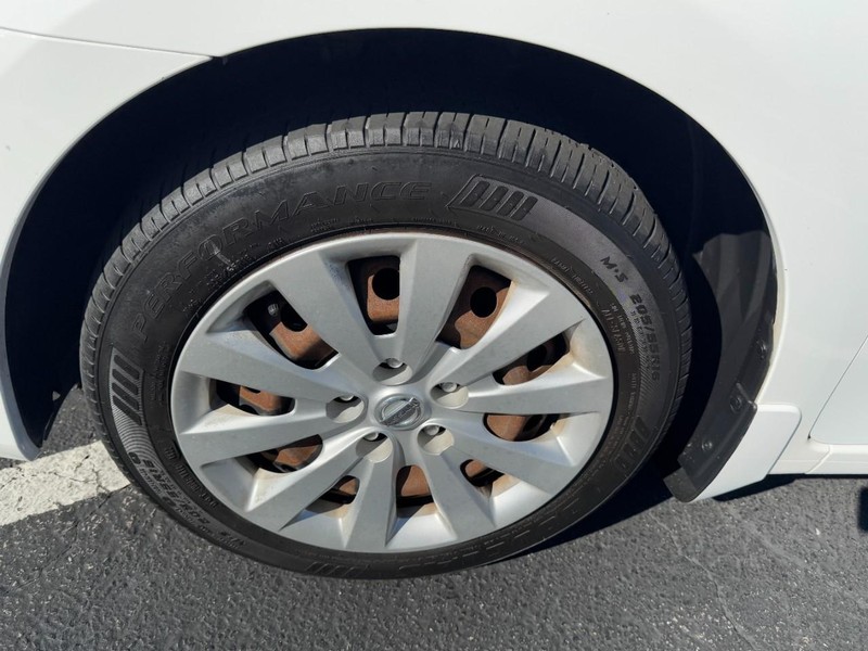 Nissan Sentra Vehicle Image 07