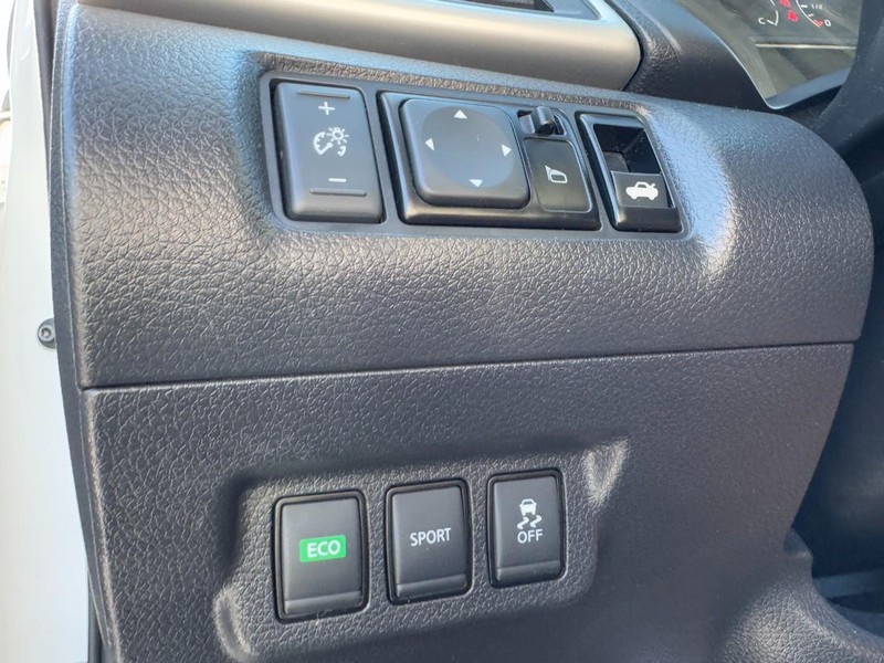 Nissan Sentra Vehicle Image 16