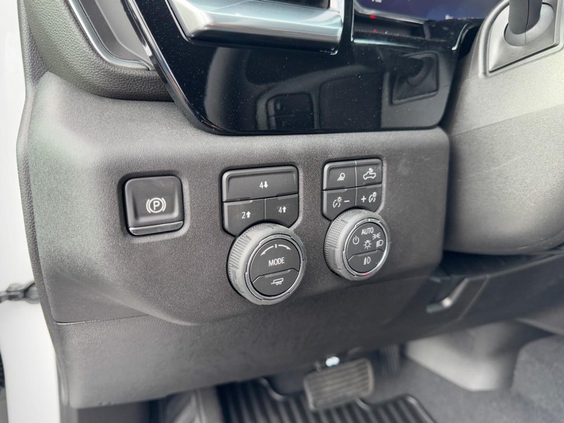 Chevrolet Silverado 2500HD Vehicle Image 11