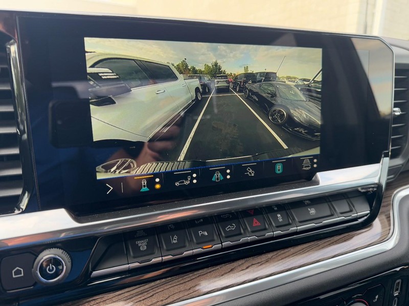 Chevrolet Silverado 2500HD Vehicle Image 17