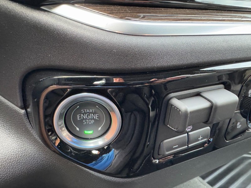 Chevrolet Silverado 2500HD Vehicle Image 18