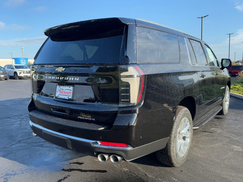 Chevrolet Suburban Vehicle Image 03