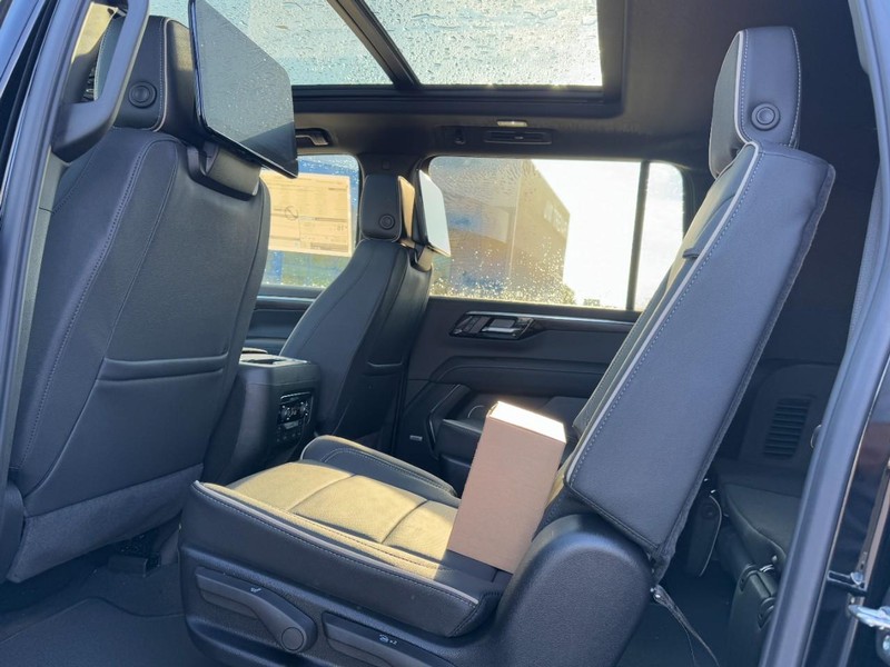 Chevrolet Suburban Vehicle Image 07