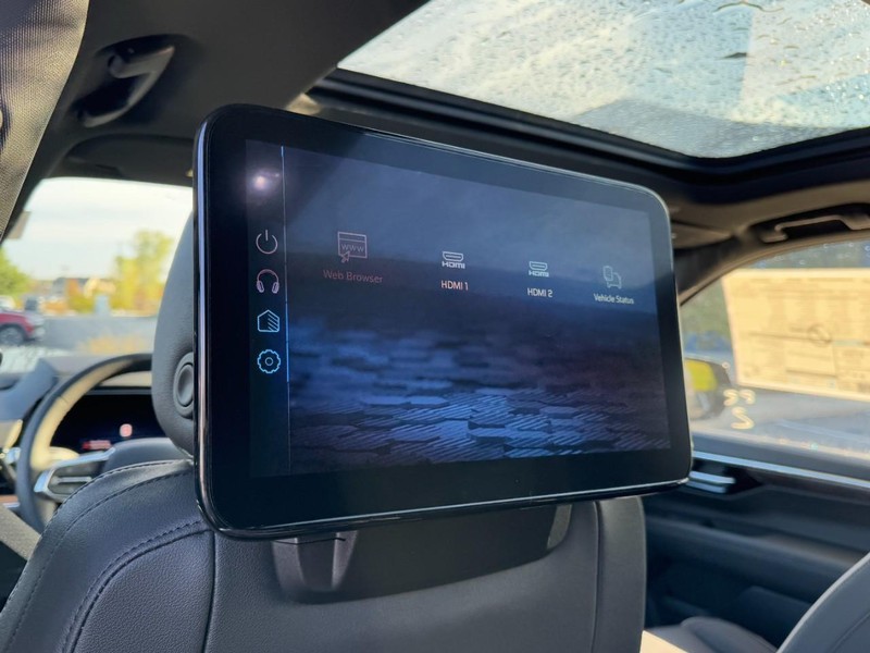 Chevrolet Suburban Vehicle Image 09