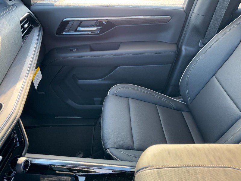 Chevrolet Suburban Vehicle Image 10