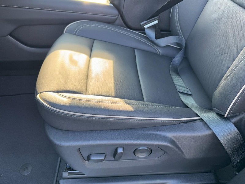 Chevrolet Suburban Vehicle Image 11