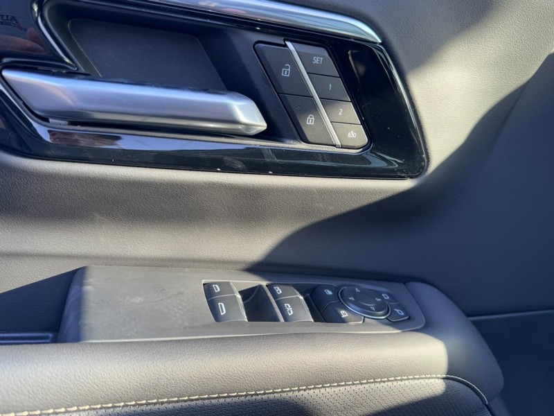 Chevrolet Suburban Vehicle Image 12