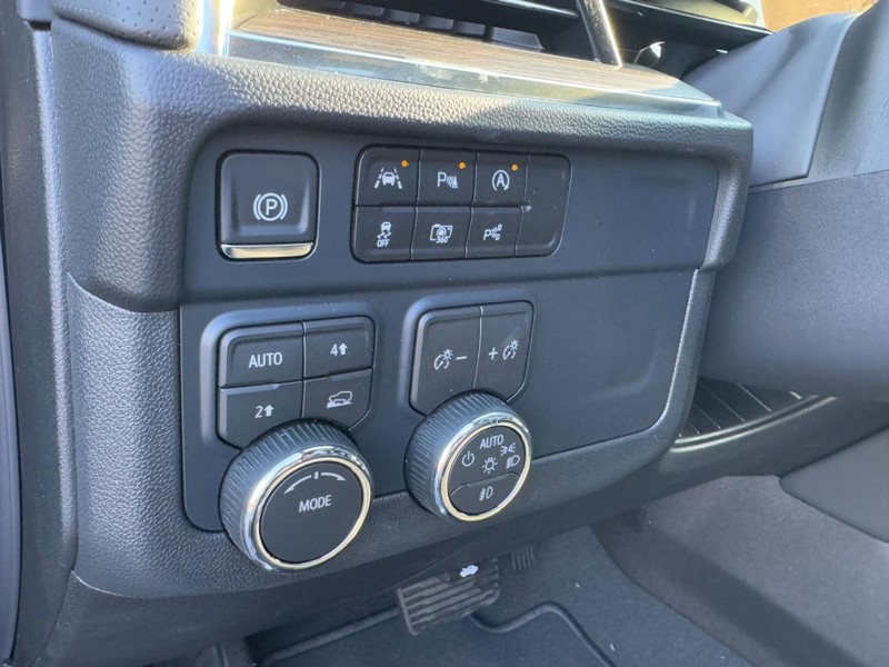 Chevrolet Suburban Vehicle Image 13