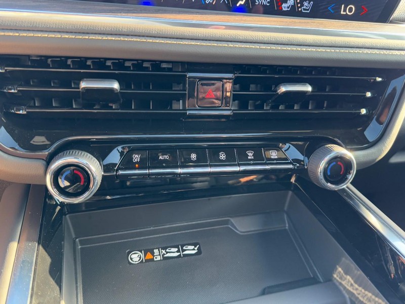 Chevrolet Suburban Vehicle Image 16