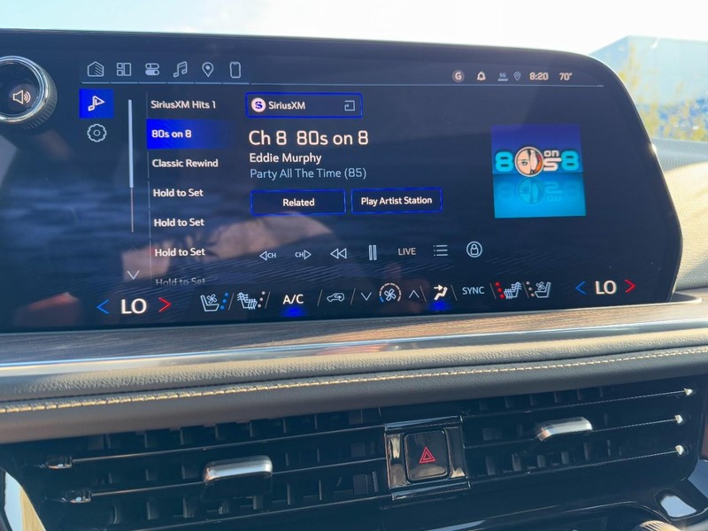 Chevrolet Suburban Vehicle Image 17