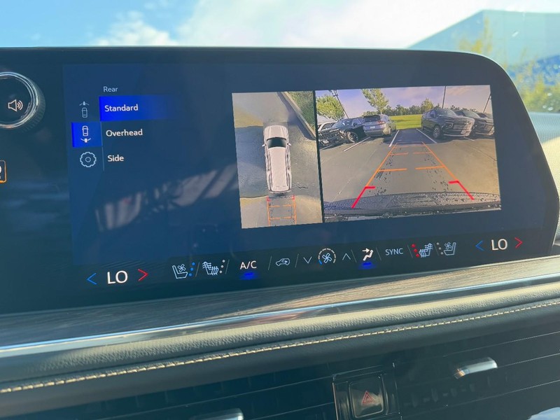 Chevrolet Suburban Vehicle Image 19