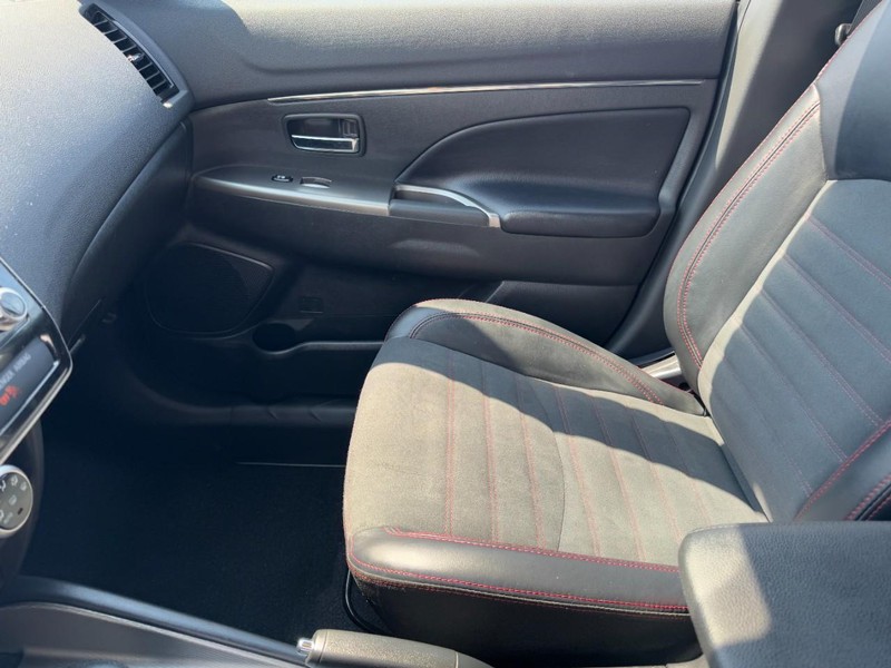 Mitsubishi Outlander Sport Vehicle Image 13