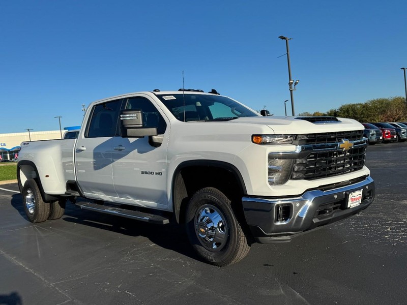Chevrolet Silverado 3500HD Vehicle Image 02