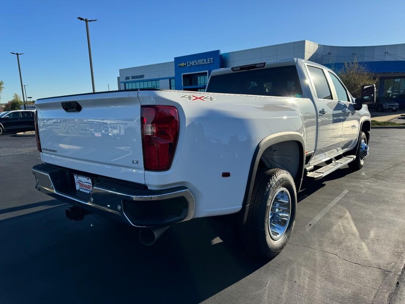 Chevrolet Silverado 3500HD Vehicle Image 03
